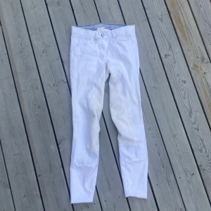 Vita helskodda ridbyxor/ tävlingsridbyxor 🤍 - Vita helskodda tävlingsridbyxor från CRW i bra skick! 🤍 kontakta mig om du vill ha fler bilder eller är intresserad! Tar endast swish 😋🐴 (storlek 34 men är små i storleken så passar en 32/xs)