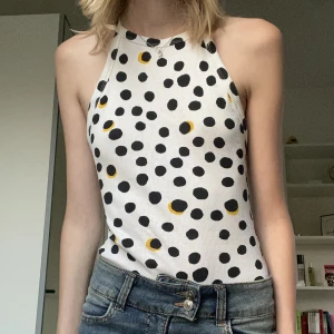 Prickig body - Vad är inte bättre än en as snygg prickig body till sena kvällar ute på stan? Perfekt för sommaren! Använd några gånger av systers kompis aldrig av mig! Frakt tillkommer