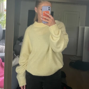 Stickad tröja  - stickad tröja ifrån samsøe samsøe, nästan aldrig använd. väldigt bekväm och varm, står ingen storlek men passar nog de flesta beroende hur man vill att den ska sitta, dessutom väldigt lång så skulle kunna användas som klänning med 💛 