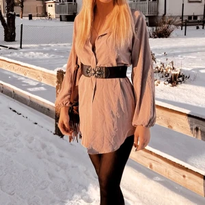 Rosa blus - Rosa blus, använd 1 gång (bälte ingår ej) passar xs och s. Andra bilden ljuger färgen lite, är mer som bild 1.