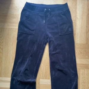 Svarta juicy byxor  - inget fel på byxorna köpte de förra sommaren och har tröttnat det är bara och skriva om du vill ha fler bilder på byxan