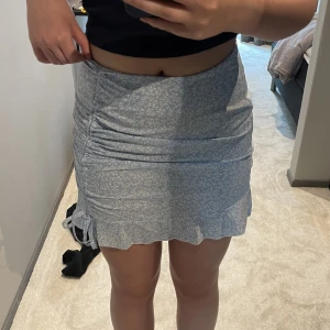 Blommig kjol  - Gullig kjol, använd 1 gång i storlek S🥰 