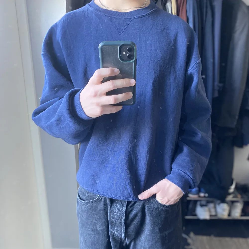 Blå Vintage Russel Sweatshirt i Xl. För referens så är jag 185 cm och 75 kg.   Pris kan diskuteras om du köper andra produkter från min plick . Hoodies.