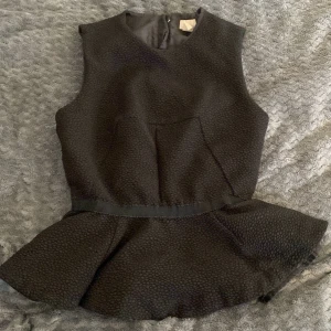 Topp från H&M  - Svart topp från H&M. Ny. Storlek 36
