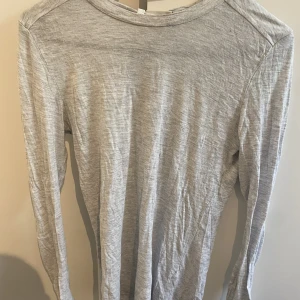 Intimissimi Dupe - Den är åtsittande och see through så så fin. Min absoluta favorit men nu har jag köpt en riktig intimissimi tröja. Storlek xs men passar absolut upp till M beroende på hur genomskinlig man vill ha den. Inga defekter! 