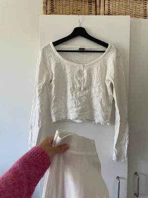 Pyjamas från Gina - Söt pyjamas från Gina! Två-delat set där tröjan är i M och byxorna likaså och perfekt längd! Inte använt ofta!🤍 Söta broderier på pyjamasen 