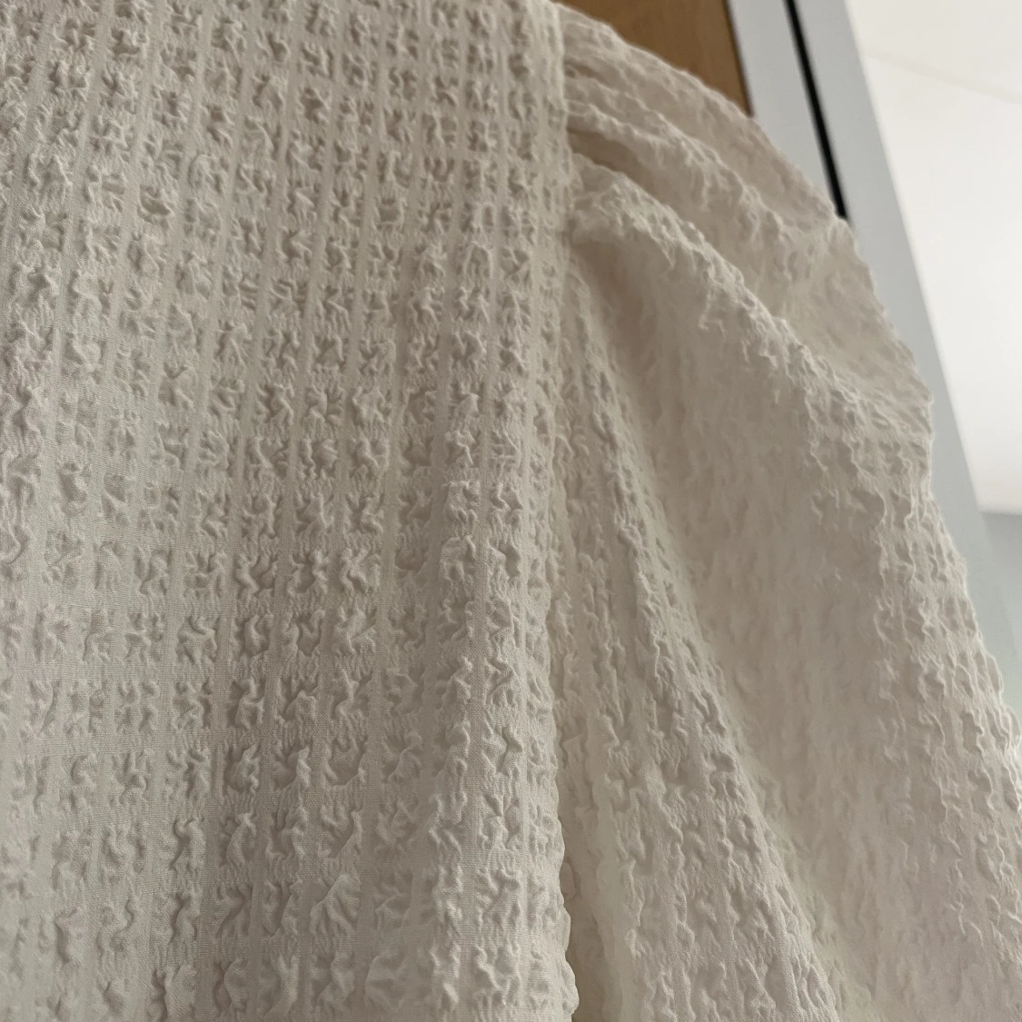 Vit topp med volang  - 91