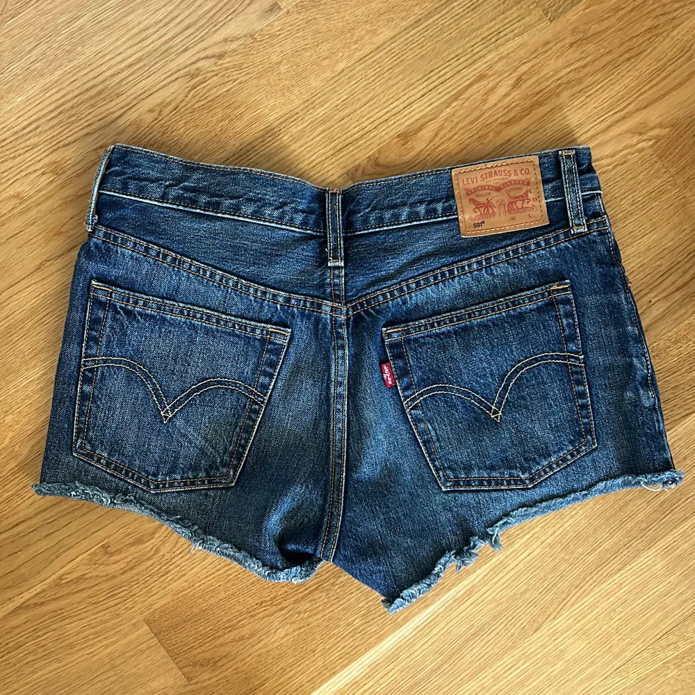 Skitsnygga mörkblå Levis shorts. Perfekta till sommaren. Passar mig som är XS/S. Säljer på grund av att jag har två par likadana💗. Shorts.