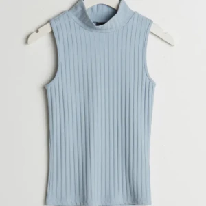 Gina top  - Säljer min helt nya ginatricot topp nypris är 200 och säljer den för 70 kr 