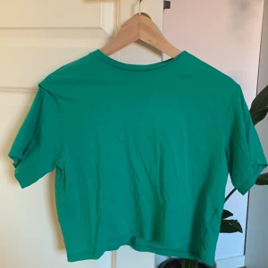  Basic grön magtröja💚 - Säljer min gröna magtröja. 10/10 i sick, om någon är intresserad så kan jag stryka den. Använd få gånger, köparen står för frakten.