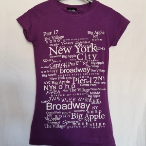 T-shirt - T-shirt med coolt tryck. Köpt i new york. Strl M, sitter tajt och formar sig efter kroppen på ett fint sätt🫶