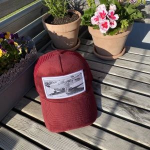 Wonbrand Vinröd velvet keps  - Säljer nu min Wonbrand  keps för att den inte kommer till användning.  Använda ett fåtal gånger.  Skick 10/10  Pris: 299kr  Ny pris: 399kr  