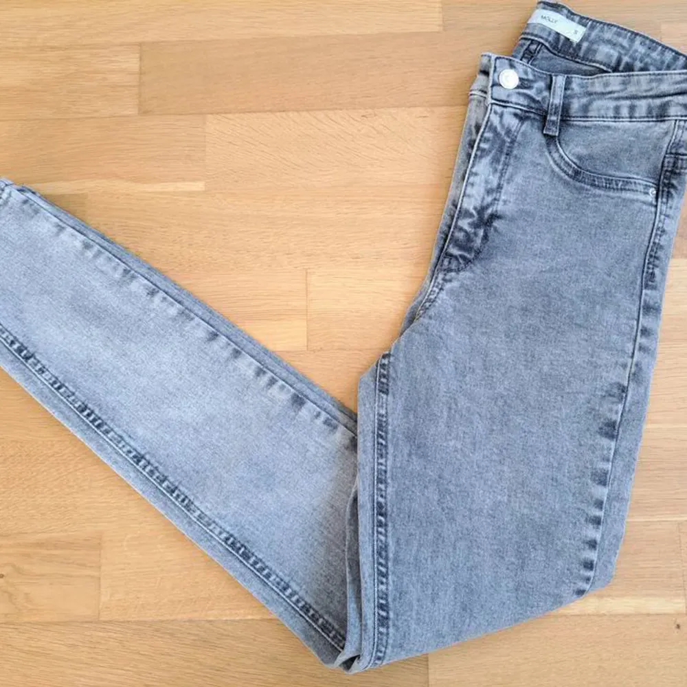 Säljer nya/oanvända MOLLY jeans från Gina Tricot i storlek S. Pris. 150kr + frakt. Betalning sker via SWISH och jag skickar enbart med posten. Referenser finns från mina tidigare köpare. Skicka PM vid intresse :). Jeans & Byxor.