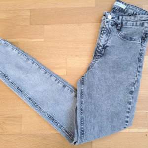 Säljer nya/oanvända MOLLY jeans från Gina Tricot i storlek S. Pris. 150kr + frakt. Betalning sker via SWISH och jag skickar enbart med posten. Referenser finns från mina tidigare köpare. Skicka PM vid intresse :)