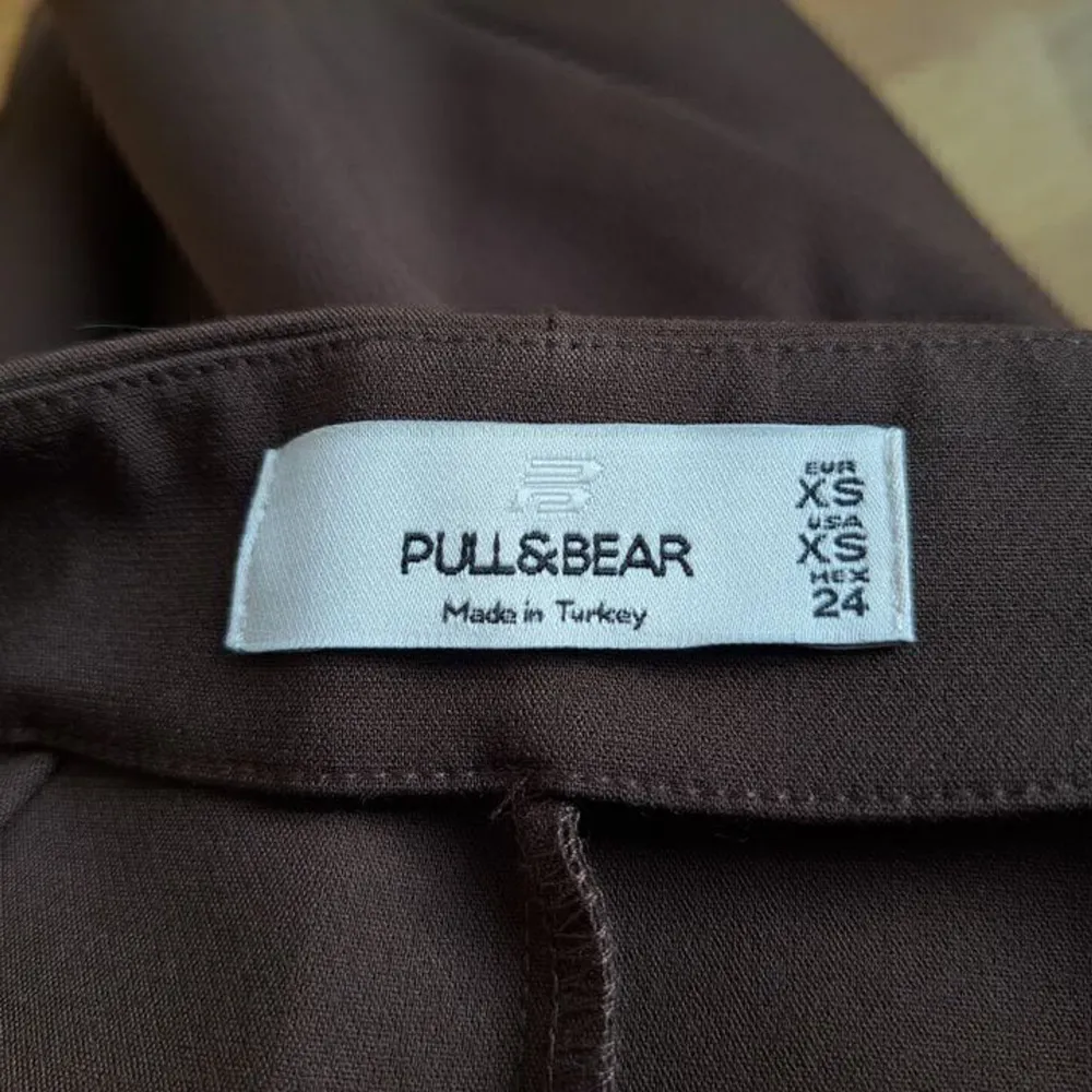 Säljer en ny/oanvänd kjol från Pull&Bear i storlek XS/34. Pris 100kr + frakt.  Betalning sker via SWISH och jag skickar enbart med posten. Referenser finns från mina tidigare köpare. Skicka PM vid intresse :). Kjolar.