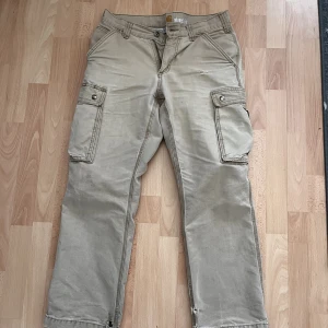 Carthartt byxor - Vintage carhartt byxor med snyggt slitage, inköpt på seams vintage i sthlm. Storlek 30x30 i relaxed fit
