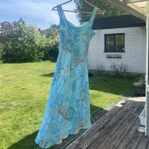 Supersöt klänning  - Klänning från Esprit i storlek S. Superfin snörning i ryggen som gör överdelen något justerbar. Lätt tyg ovanpå en underkjol i silkesliknande material. Några små fläckar som jag inte försökt behandla samt en lite trasig söm längst ner (skriv för bilder)💙