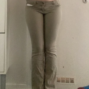 Jättesnygga dickies byxor som är low waist bootcut  - Low waist bootcut dickies byxor står inte storlek men passar mig perfekt som har 38/m i byxor, om ni vill ha fler bilder bara fråga ❤️säljer dom för dom ej kmr till användning 