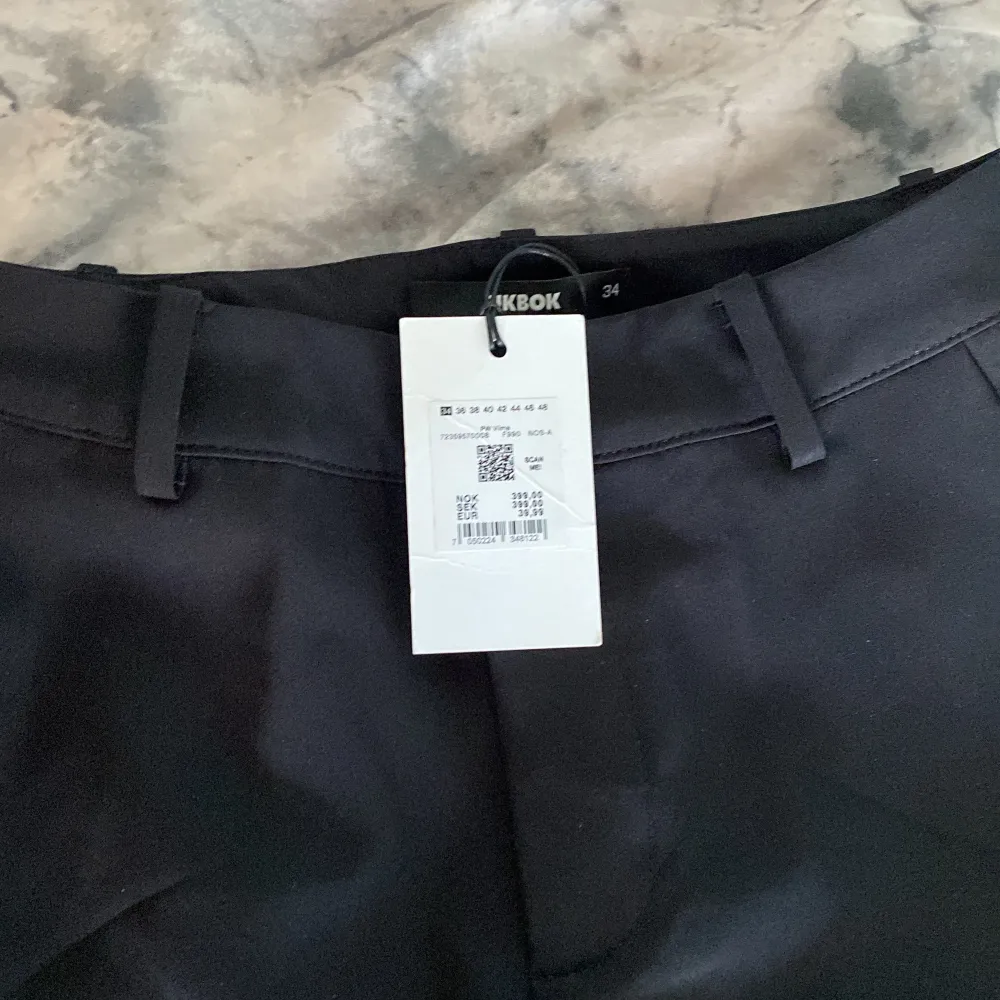 Oanvända kostymbyxor ( endast provade)  De är ifrån bikbok och är köpta för 399 kr. Jeans & Byxor.