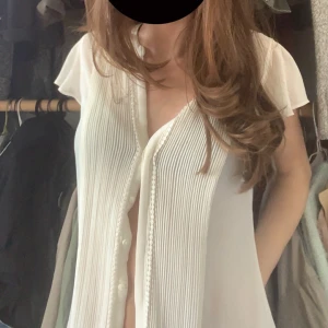 Vit blus - Säljer denna jättefina kortärmade blusen som man både kan ha som en ”kofta” men även som en tröja då man både kan knäppa och knäppa upp den! Använd fåtal gånger så skulle säga att den nästan är som ny! Kom privat för fler frågor angående blusen🙌🤍