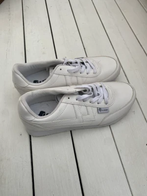 Jättefina vita sneakers 🤍🤍 - Jättefina vita sneakers, aldrig använda! Storlek 41 🤍🤍