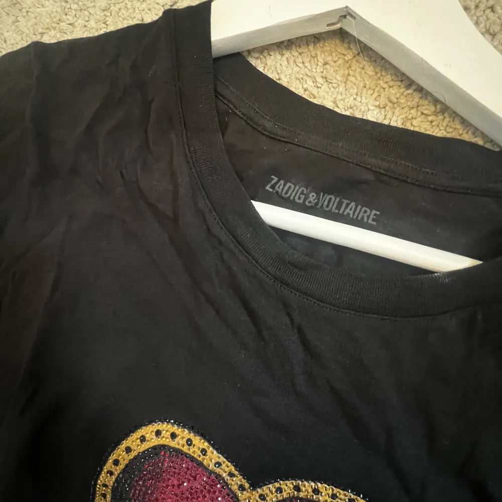 Säljer min super fina Zadig & Voltaire tröja. Säljer den för att den inte kommer till någon användning längre. Nypris 899!💓💓. T-shirts.