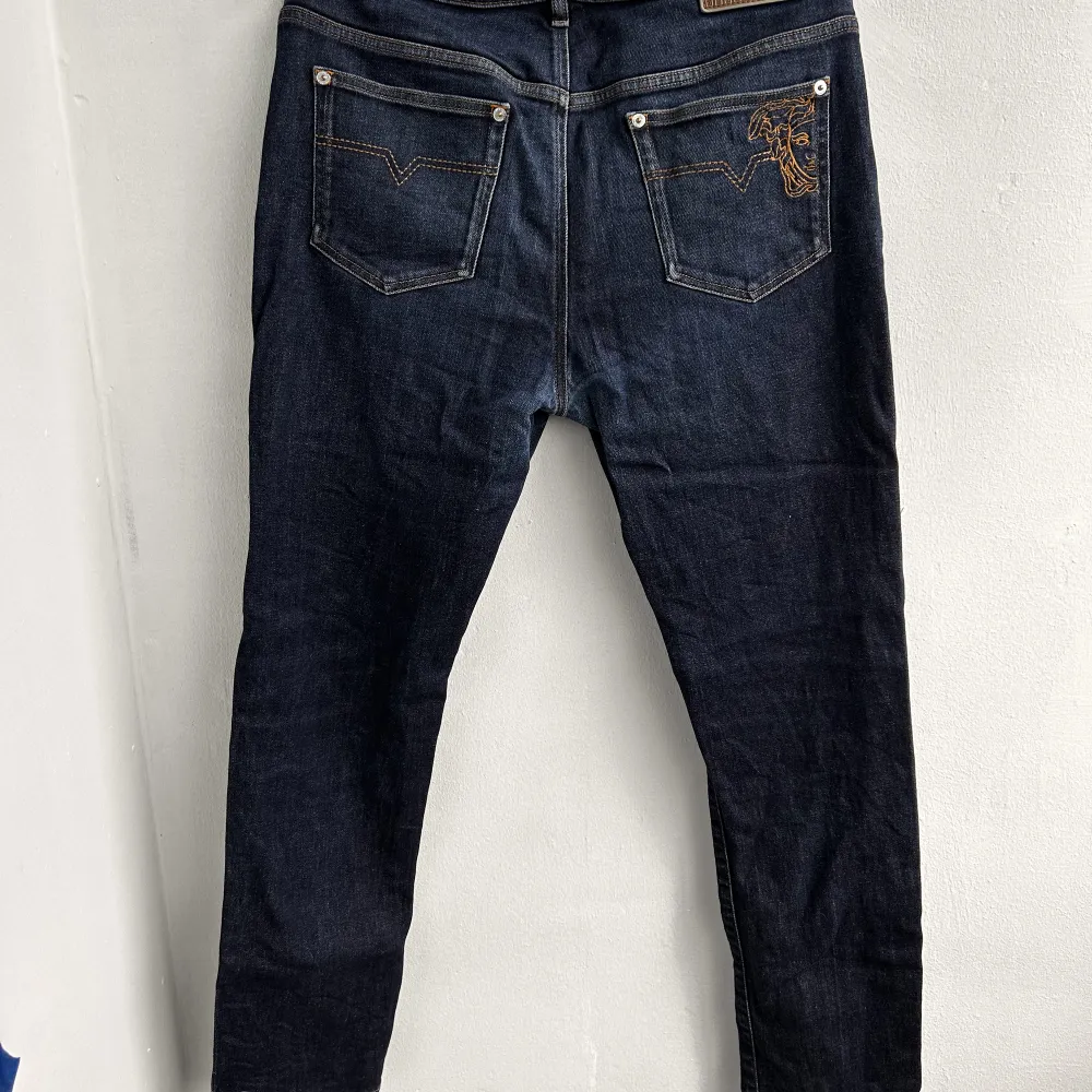 Versace herr jeans SLIM.  STRL W:31 L:32 Hämtas i Helsingborg.  Mycket fint skick då dom bara är använda ett fåtal gånger  Nypris 2700kr  Vid snabb affär 880kr. Jeans & Byxor.