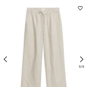 ARKET linnebyxor - Helt nya linnebyxor från ARKET i storlek S🤍prislapp sitter fortfarande på, nypris 590:-