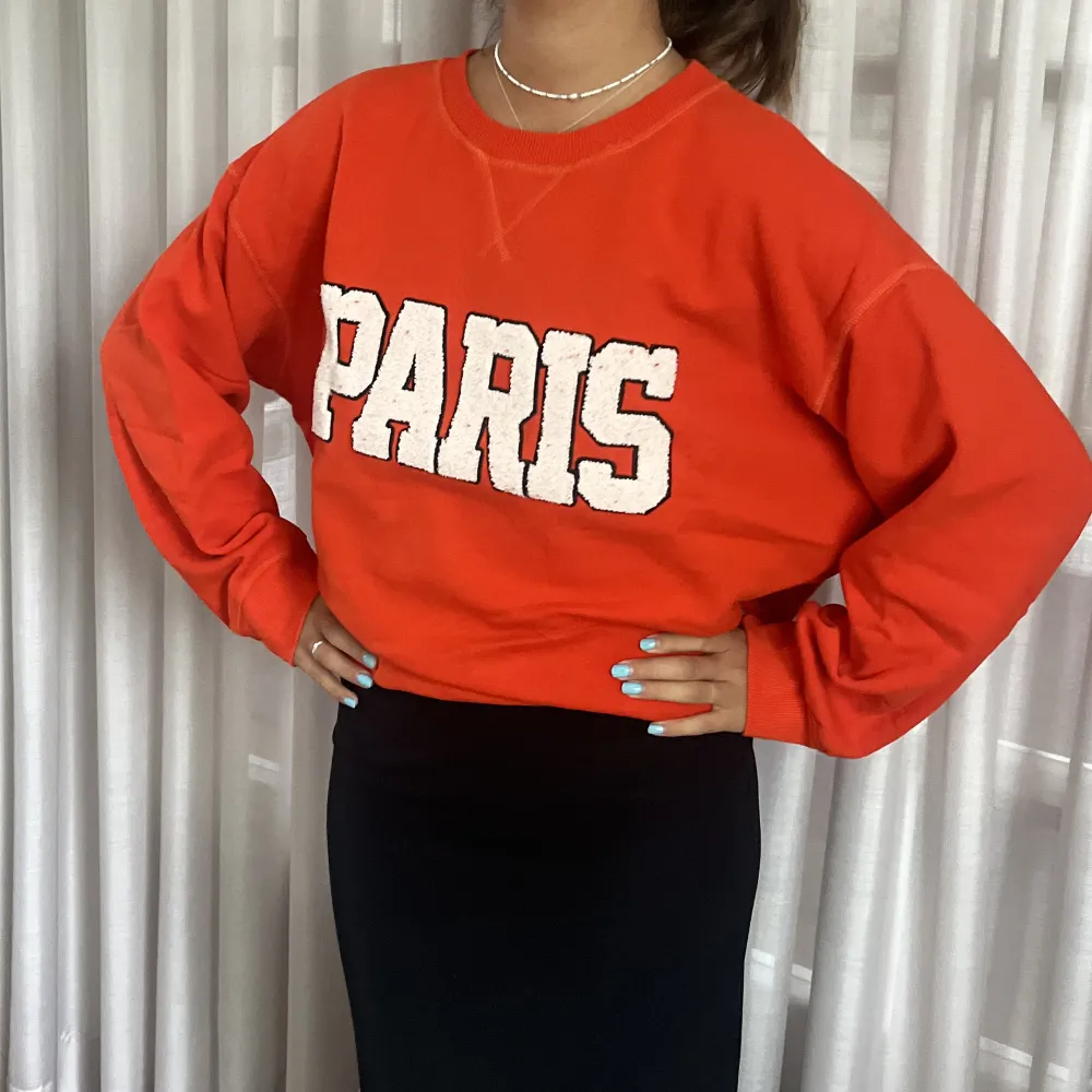 Sweatshirt med Paris tryck från HM i strlk L. Hoodies.