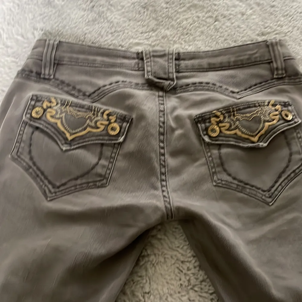 Gråa lågmidjade o bootcut jeans! Midjemåttet är 42cm tvärsöver. Köpta på Plick men knappast använt dom. Skriv för fler bilder! 😄. Jeans & Byxor.