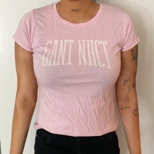 Gant t-shirt  - t-shirt från gant. fin rosa färg till vår och sommar. använd men bra skick. äkta