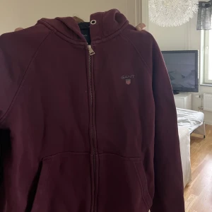 Gant hoodie vinröd - Vinröd gant tjocktröja i storlek S. Köparen står för frakt 