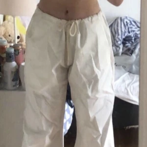 Cargo byxor - Vita cargo byxor i storlek M, säljer för de är för korta på mig som är 1,70. Lånad bild. 