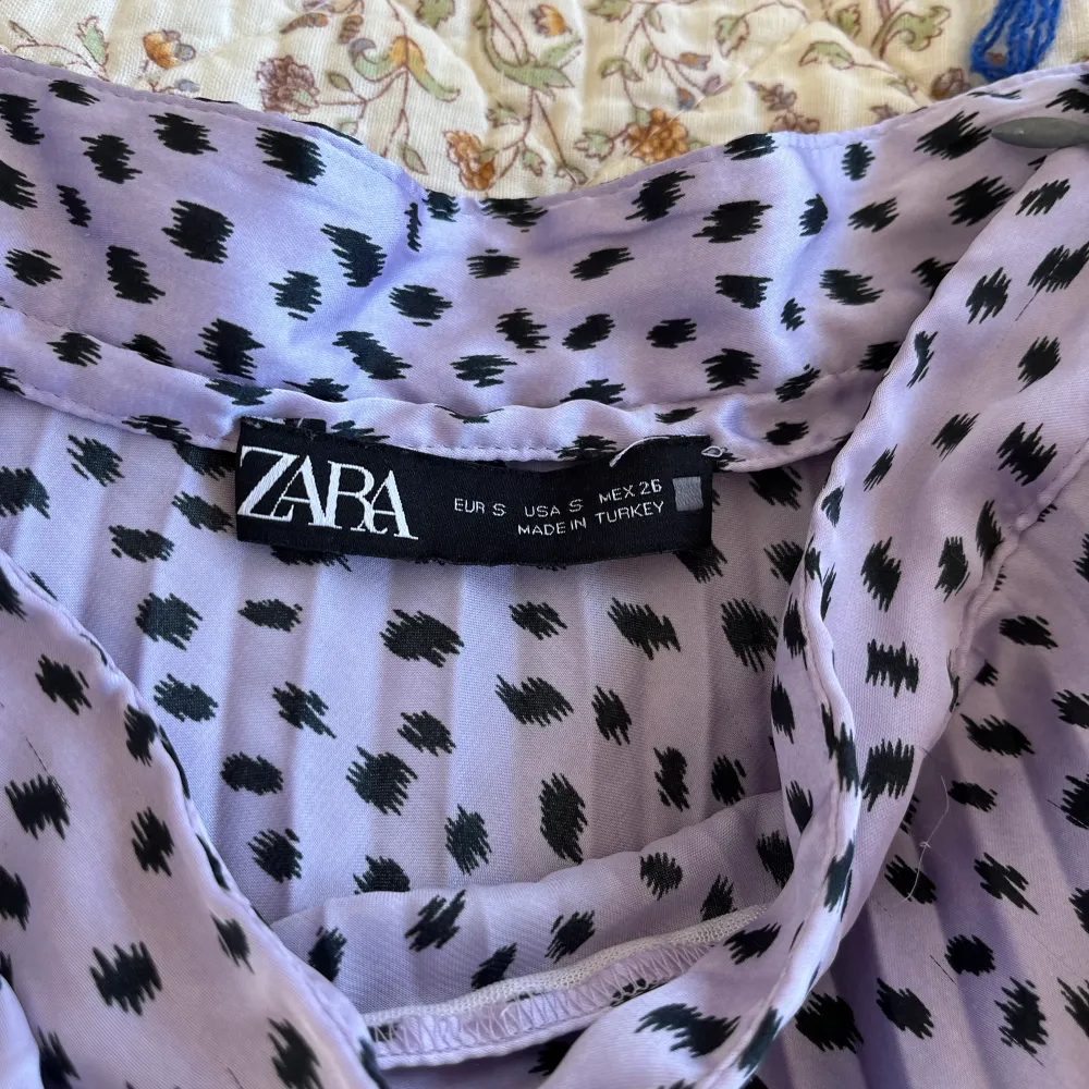 Lila maxi kjol ifrån Zara med mönster . Kjolar.