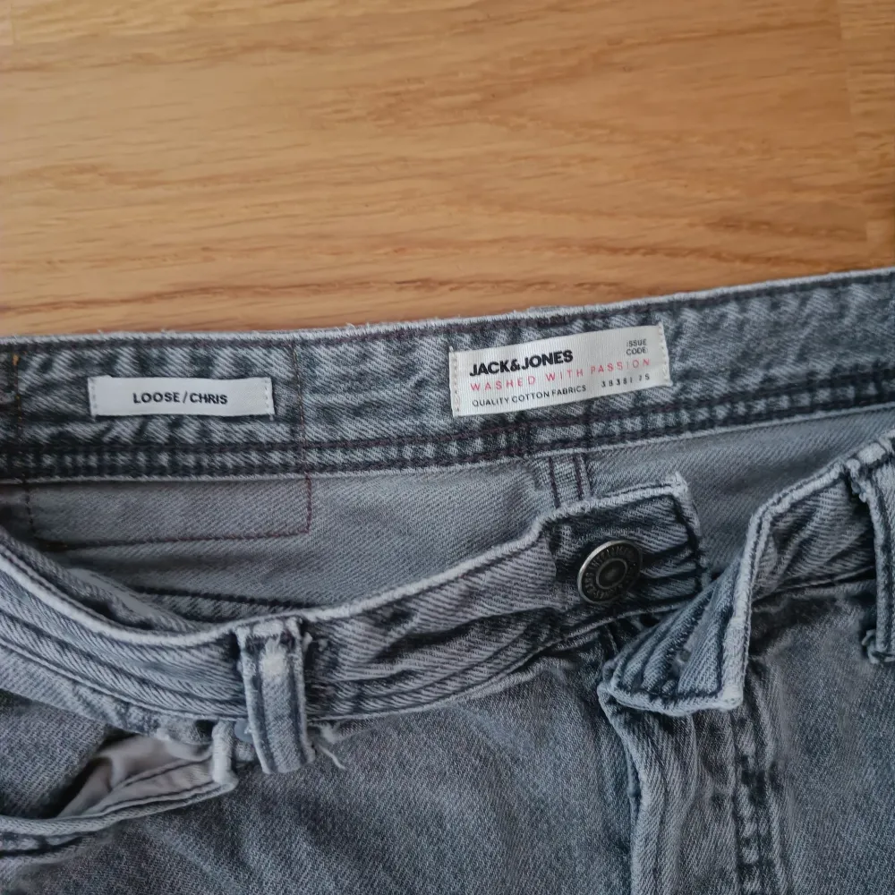 Hej! Säljer nu mina jack and Jones jeans!😃 Står att det är loose, men de är mer regular passform! Pris kan diskuteras!. Jeans & Byxor.