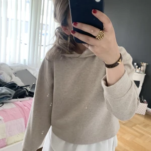 Zara hoodie - Zara beige huvtröja storlek s kan passa m 💕