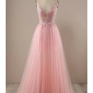 Rosa balklänning  - Jättefin rosa balklänning med paljetter. Storlek 36 och kostar 1000 kr, pris kan dock diskuteras! Frakten är jag osäker på. Skriv vid frågor!💓