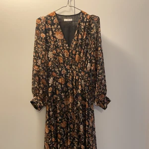 Klänning - långklänning  MNG - Långklänning storlek L från MNG, använd ett fåtal gånger. 