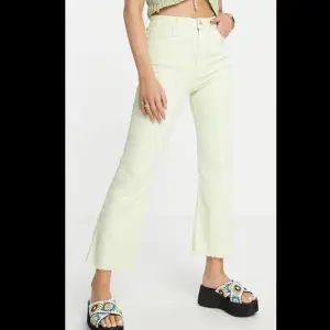 Pastellgröna stretchiga jeans i storlek 40, med prislapp kvar. Formar rumpan bra. Perfekt för vår/sommar. Ursprungligt pris: 299 kr  På bilden har modellen storlek 36.
