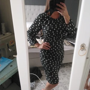 Klänning från STOCKH LM - Väldigt elegant klänning . Veckad framtill vid magen. Endast använd ett fåtal gånger. Inte nopprig. Inga fläckar 