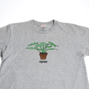 Supreme Plant tee - Storlek M   Kontakta om du är grisch bara. 