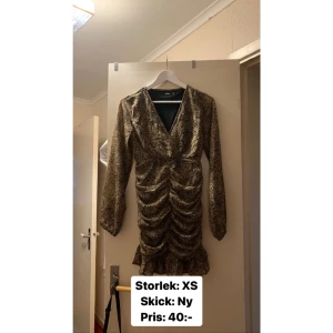 Klänning - KOM GÄRNA MED EGET PRISFÖRSLAG. Pm för fler bilder!