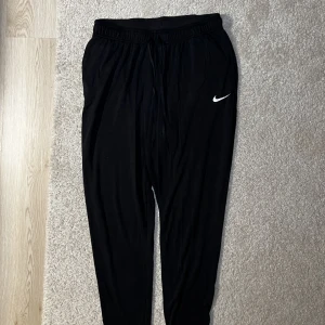 Nike byxor - Tunna nikebyxor för träning eller att ha hemma, storlek 36/38. Superskönt material👍🏼 