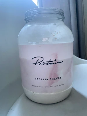 Proteinpulver - Säljer mitt proteinpulver i smaken jordgubb och banan från protein.se Det är lite mer än halva burken kvar☺️