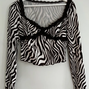 Zebra topp - Jätte söt topp med zebramönster från Schein✨