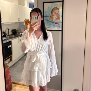 Vit klänning  - Jättesöt klänning ifrån H&M, använd ett fåtal gånger perfekt nu till sommaren eller studenten☀️🥰liten i storleken då jag vanligtvis har S.  Pris går att diskutera vid snabb affär ❣️