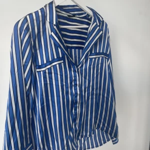 Blus  - Randig blus från Gina Tricot💙