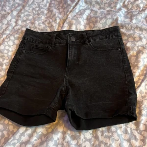 Jeansshorts - Svarta jeansshorts från vero moda. Köparen står för frakten!🤍
