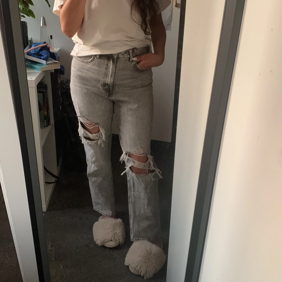 Ljusgråa jeans med hål