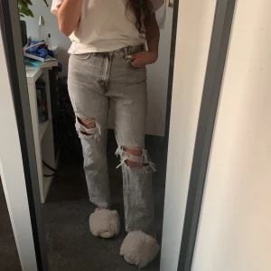 Ljusgråa jeans med hål - Jeans från hm i stl 38, högmidjade💞priset är exklusive frakt🤍